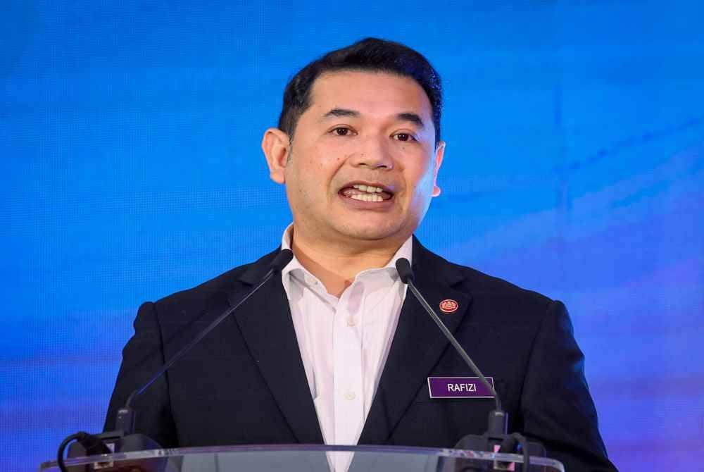 Menteri Ekonomi Rafizi Ramli berucap pada Pra Pelancaran KL20 Summit 2024 di Bangunan Parlimen hari ini.
