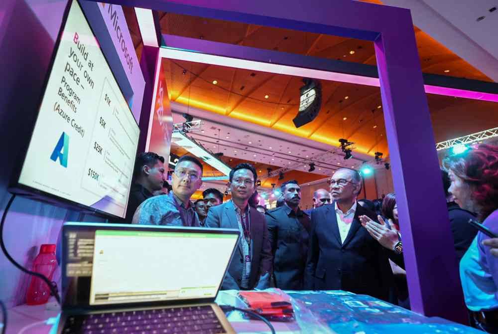 Anwar melawat reruai Sidang Kemuncak KL20 2024 di Pusat Konvensyen Kuala Lumpur pada Isnin. Foto Bernama