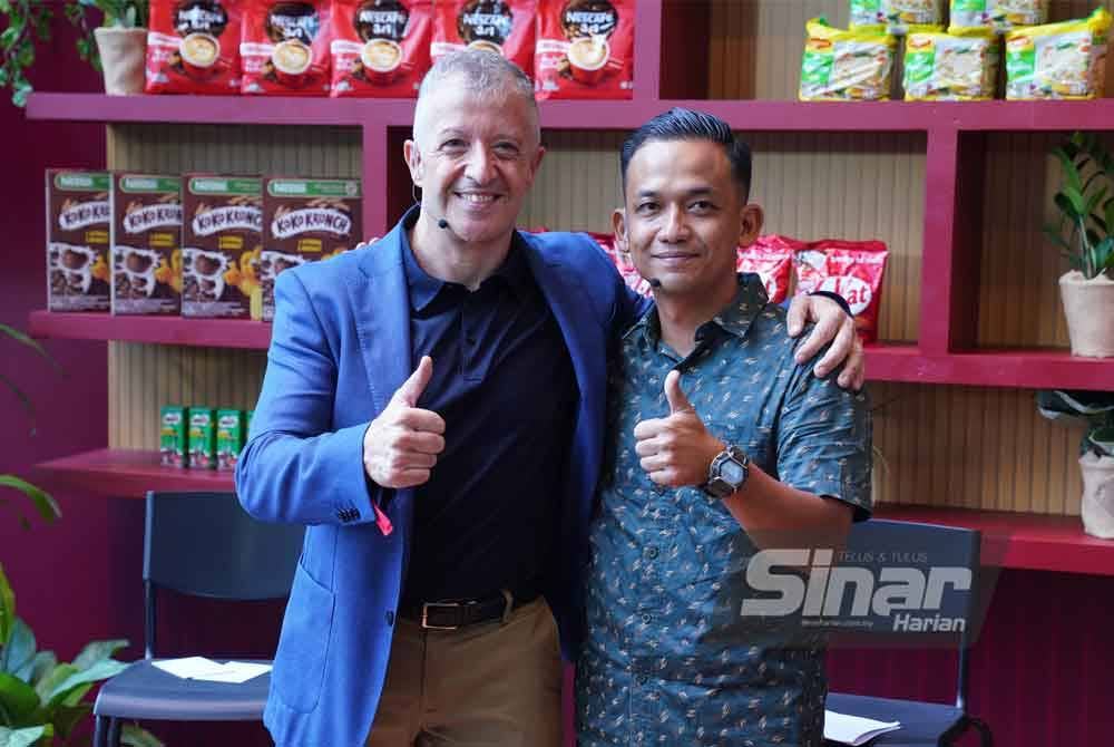 Juan Aranols (kiri) bergambar bersama pemenang hadiah utama pada 2020, Amirrul Hafiz Razak pada Majlis Pelancaran Nestlé Peraduan Gaji Seumur Hidup di Menara KEN TTDI pada Isnin. Foto Sinar Harian-Mohd Halim Abdul Wahid