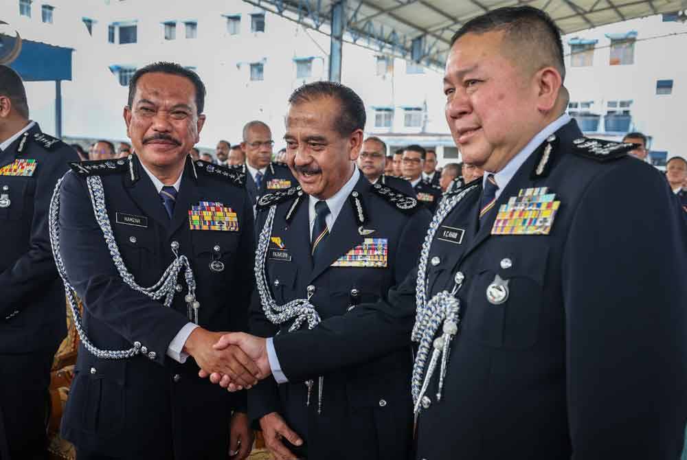 Razarudin (tengah) beramah mesra dengan Hamzah (kiri) dan Kok Chin (kanan) selepas Majlis Serah Terima Tugas Jawatan Ketua Polis Pulau Pinang di Ibu Pejabat Polis Kontinjen Negeri pada Isnin. Foto Bernama
