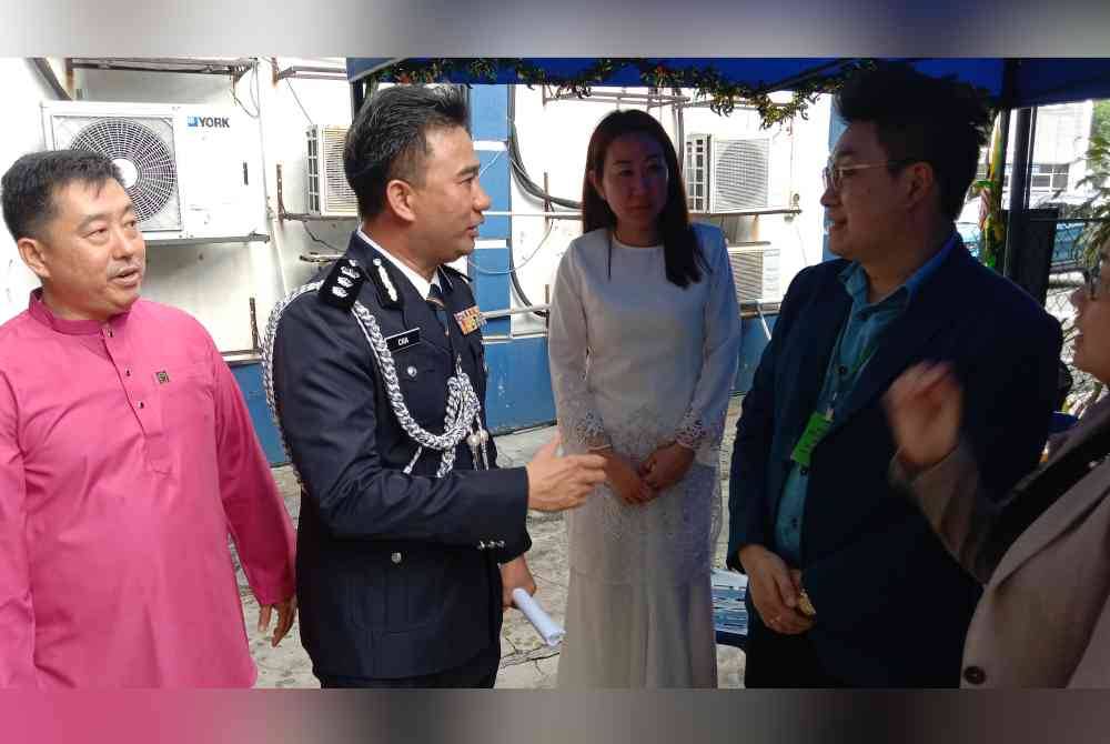 Hoong Fong (dua,kiri) beramah mesra bersama orang ramai yang hadir Majlis Sambutan Aidilfitri Bahagian Pencegahan Jenayah dan Kesalamatan Komuniti di Ibu Pejabat Polis Daerah (IPD) Klang Selatan pada Isnin.
