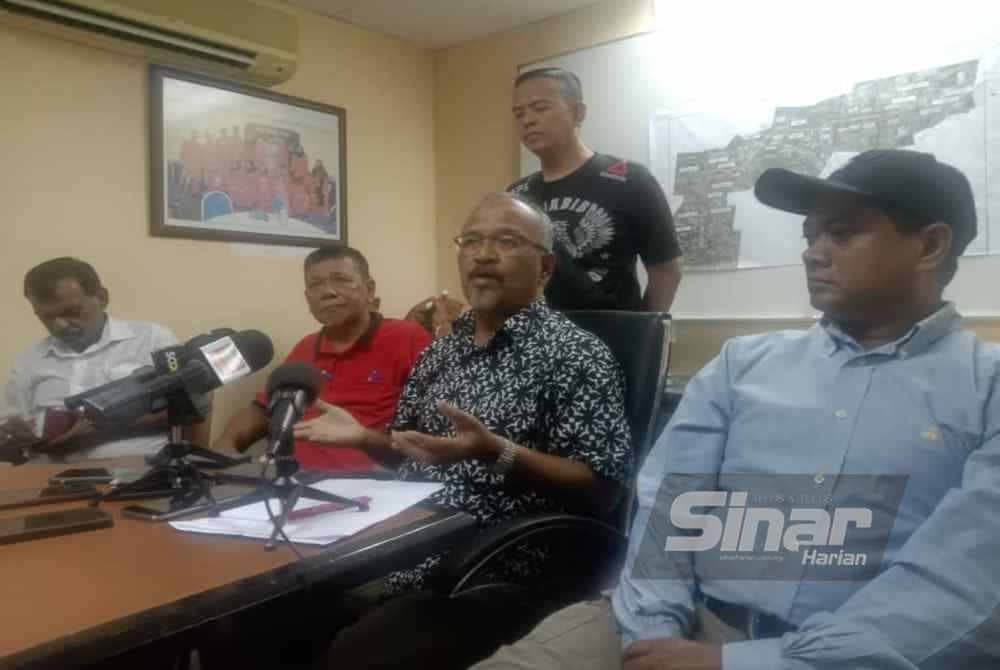 Dari kanan, Mohd Yusri, Mohd Razali, Azaman dan Vetrivelan ketika ditemui pemberita pada Isnin.