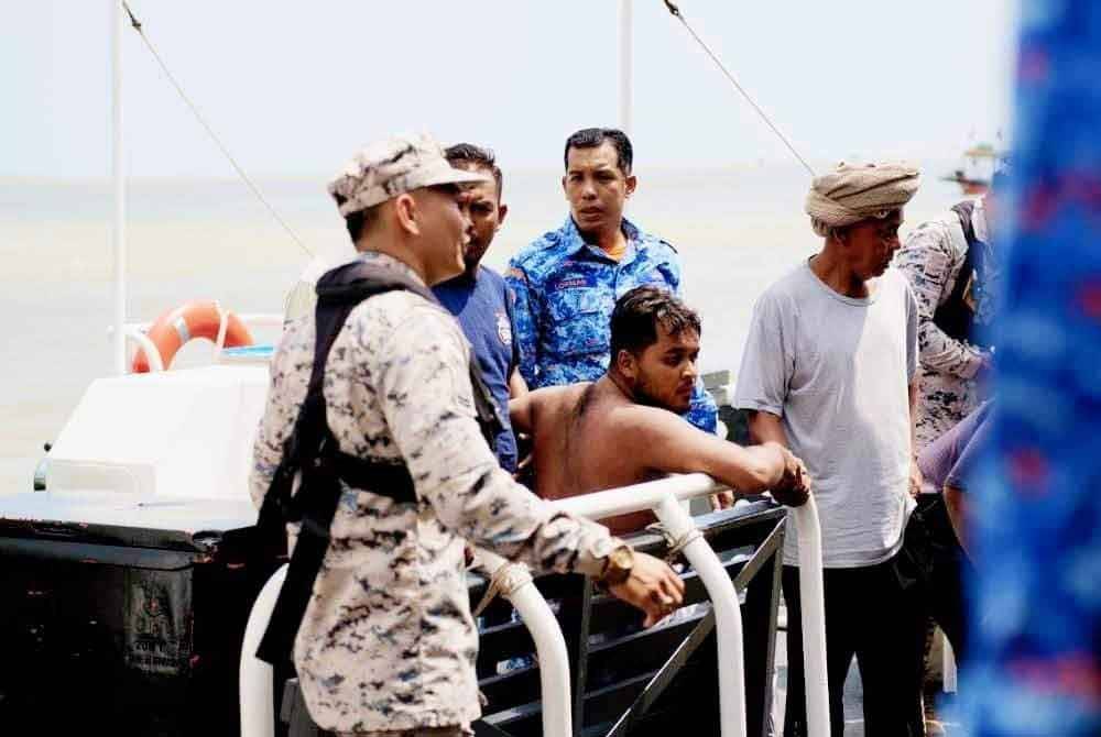 Mohd Nor Sharif yang dipercayai terjatuh dari bot di Pantai Mek Mas pada Ahad ditemukan selamat pada Isnin. Foto ihsan FB Datuk Dr Izani Husin 