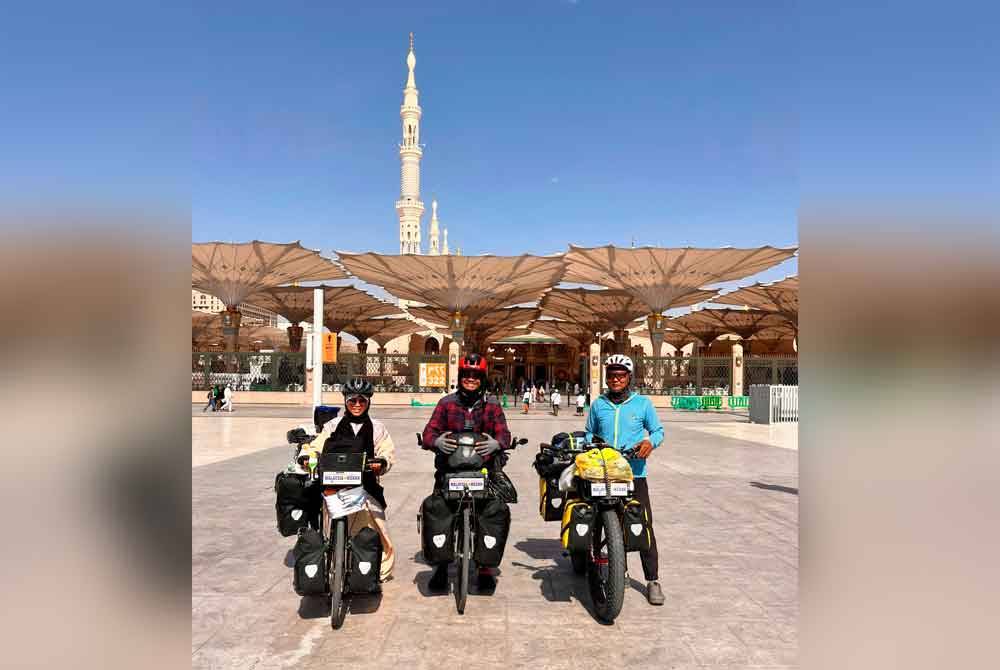 Ketiga-tiga mereka tiba di Tanah Suci selepas menempuh perjalanan sejauh 12,000 kilometer (km) dan separuh perjalanan pula terpaksa menggunakan kenderaan seperti kereta api, kapal terbang, feri dan kereta atas faktor yang tidak dapat dielakkan. - Foto Bernama