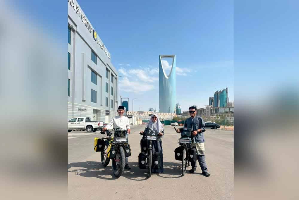 Negara yang dilalui mereka ialah Thailand, kemudian mengambil penerbangan ke India dan menyambung kayuhan ke Pakistan dan Iran sebelum menaiki feri ke UAE dan meneruskan kayuhan ke Arab Saudi. - Foto Bernama