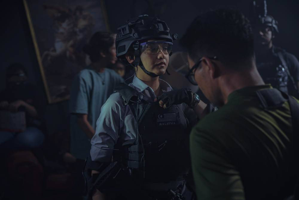 Azira menjayakan watak polis wanita dalam Sheriff.