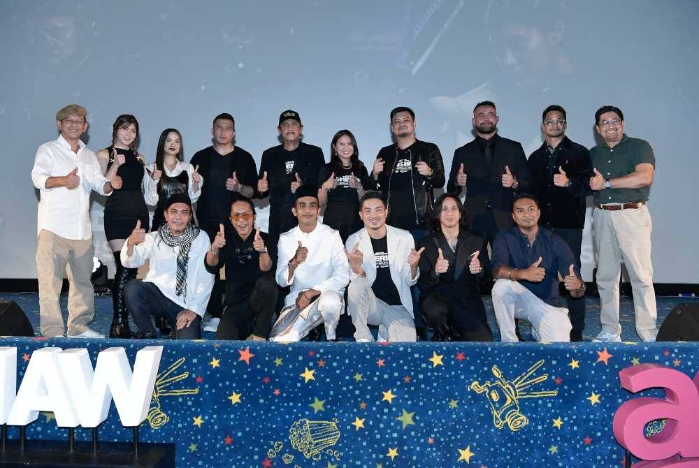 Azira bersama barisan pelakon, penerbit dan pengarah Sheriff. Foto Azrul Rafie (Astro)