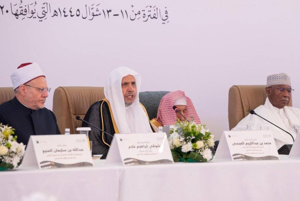 DR MOHAMMED Abdulkarim Al-Issa (dua dari kiri) ketika berucap dalam Persidangan Fiqah Islam kali ke-23 di Riyadh, Arab Saudi. Foto ArabNews 