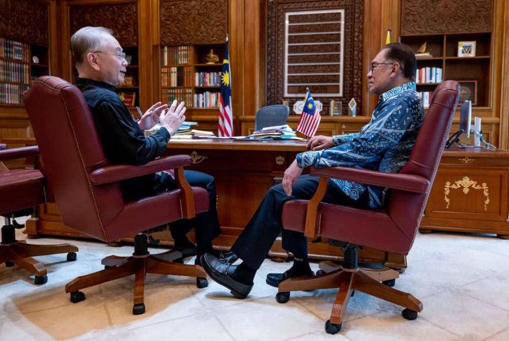 MCA menafikan desas-desus Ka Siong (kiri) bakal mengadakan pertemuan dengan Anwar dalam masa terdekat.