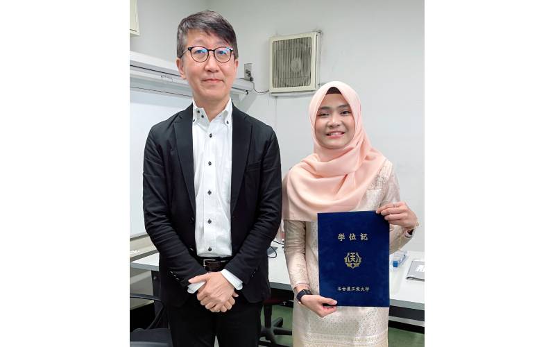 Dr Bazilah bergambar dengan penyelia tesis beliau, Prof. Kunio Sakakibara dari Nagoya Institute of Technology, Jepun. 