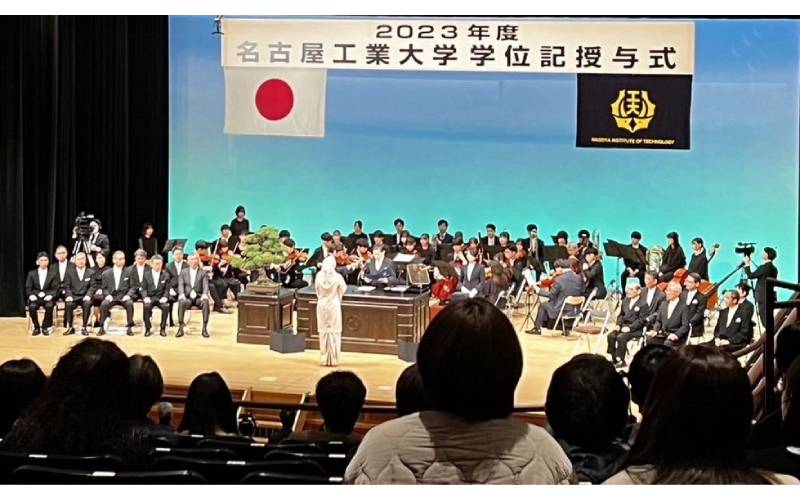 Dr Bazilah ketika menerima Anugerah Naib Presiden daripada Presiden Universiti Nagoya Institute of Technology, Jepun bagi Kajian Paling Cemerlang dari tahun 2022 hingga 2023.