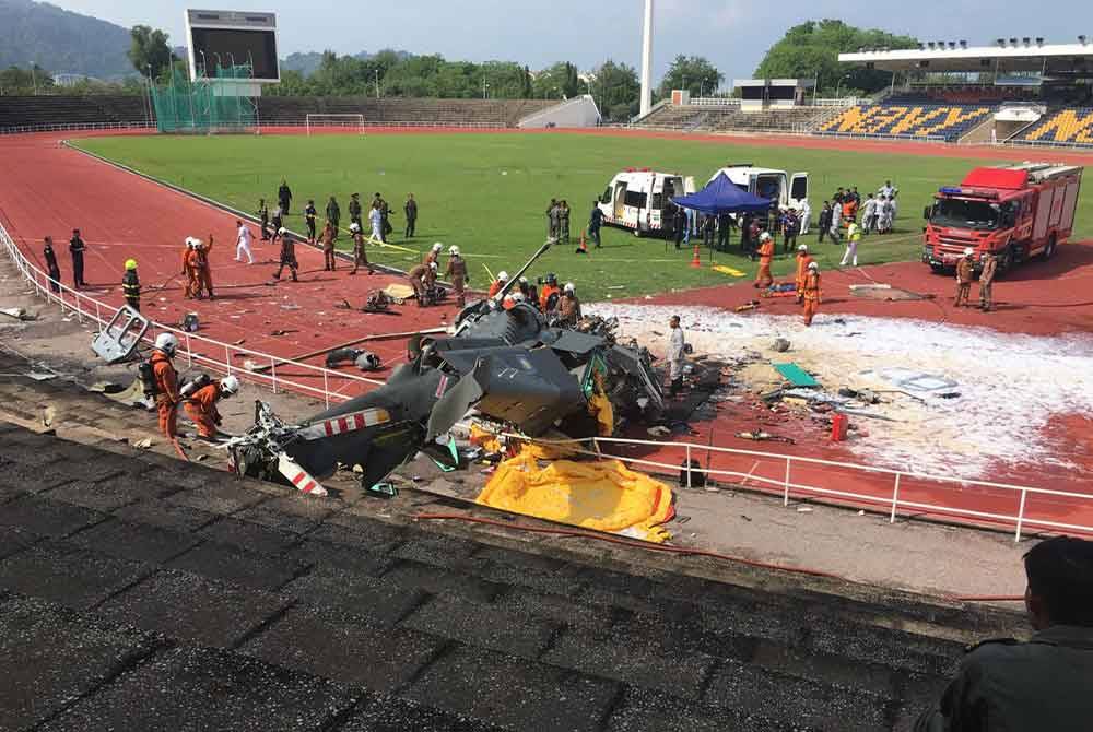 Akibat insiden pertembungan itu, sebuah helikopter terhempas berhampiran Stadium TLDM dan sebuah lagi terhempas dalam kolam renang kompleks sukan pangkalan itu. Foto tular