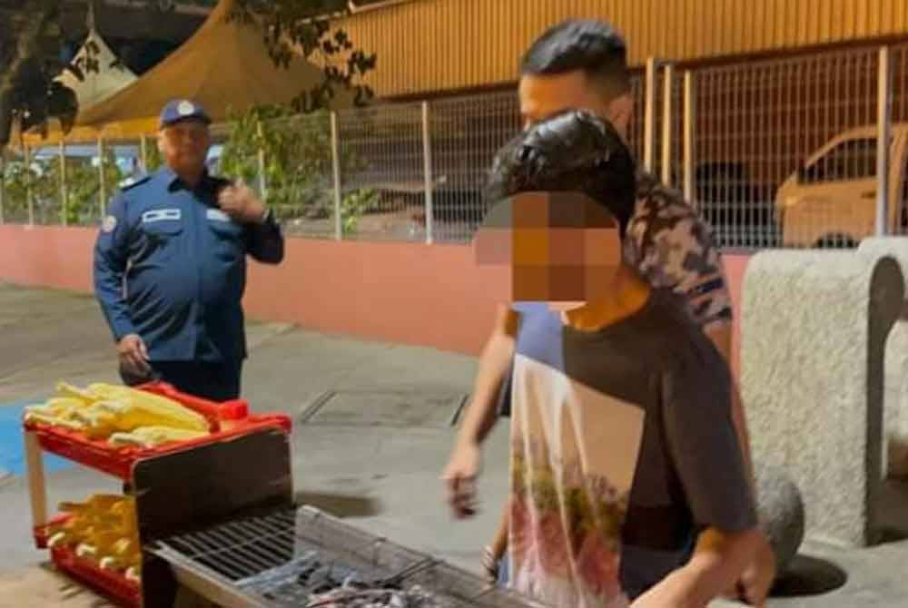 Penjaja haram ini masih berdegil untuk meneruskan perniagaan menjual jagung bakar di sekitar bandar raya.
