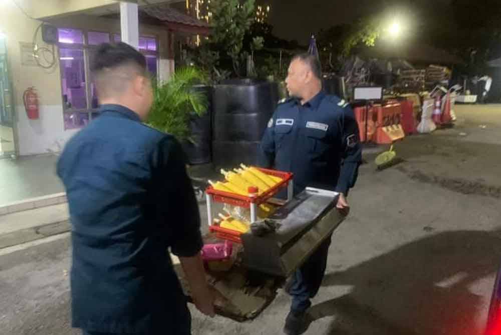Barangan dan peralatan yang disita dihantar ke Stor Sitaan DBKL Jalan Lombong, Taman Miharja Cheras.