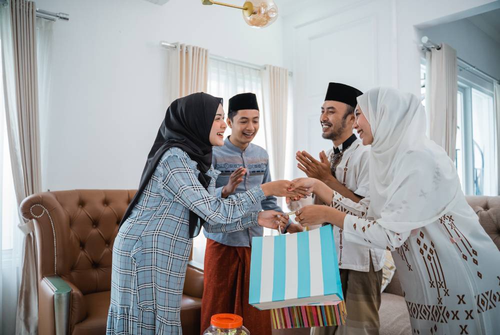 MELAYANI dan menyantuni tetamu adalah satu ibadah yang sangat besar. -Foto: Canva