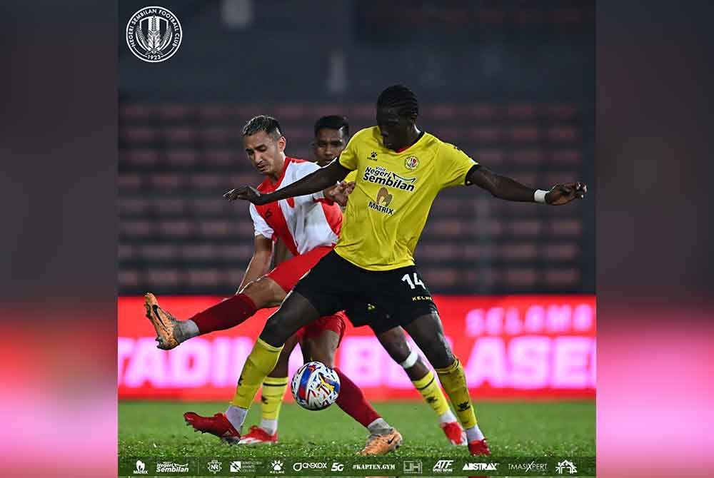 Import Negeri Sembilan, Jacque Faye memberi cabaran kepada pemain KL City dalam perlawanan di Cheras itu. Foto Negeri Sembilan FC