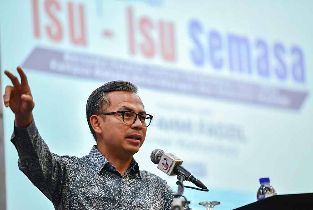 Menteri Komunikasi Fahmi Fadzil menyampaikan ucapan pada Taklimat Isu-Isu Semasa bersama Pelatih-pelatih Institut Pendidikan Guru (IPG) Kampus Bahasa Antarabangsa dan Komuniti Madani pada Selasa. Foto Bernama.