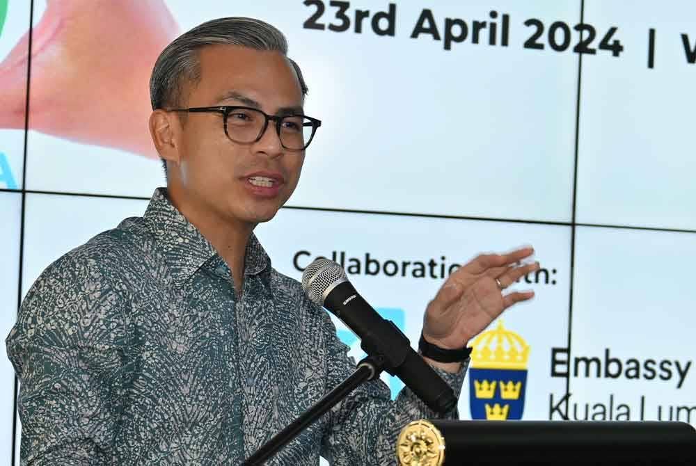 Fahmi berucap merasmikan Program Jom Baca Bersama 10 Minit@Bernama: Pembacaan Melestarikan Perpaduan di Wisma Bernama hari ini. Foto Bernama