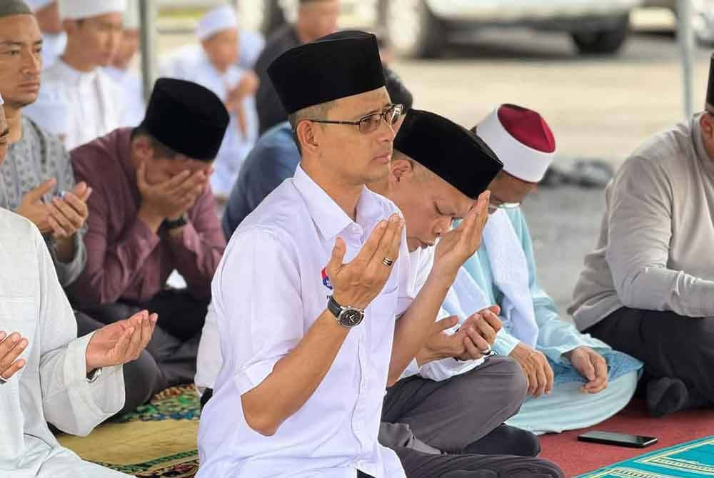 Mohd Fared mengaminkan doa selepas selesai menunaikan solat sunat Istisqa di Empangan Sembrong pada Selasa.