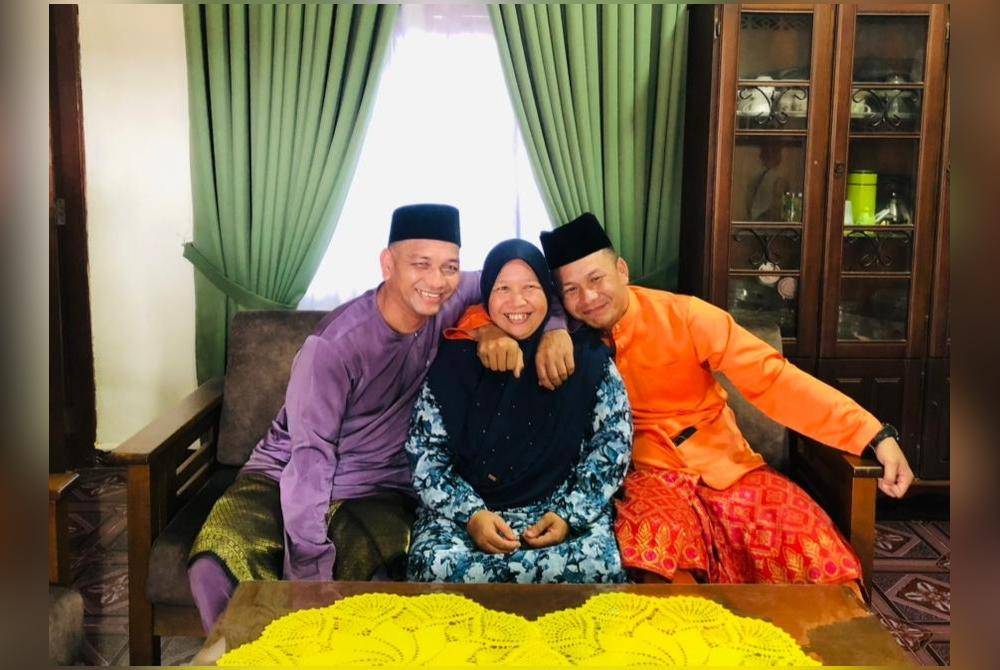 Gambar kenangan Muhammad Faisol (kanan) bersama Noryani dan seorang lagi adik-beradik, Mohd Tarmizi, 45, ketika meraikan Hari Raya Aidilfitri baru-baru ini.