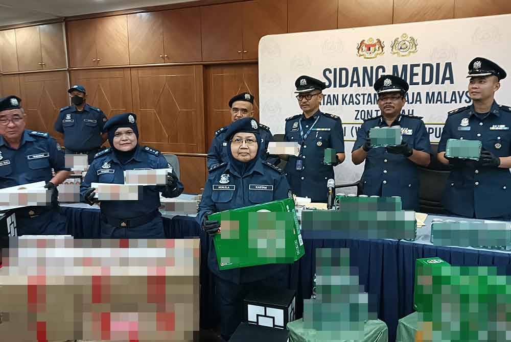 Norlela (tengah) menunjukkan minuman keras yang tidak berkastam dari negara jiran cuba diseludup masuk ke negara ini.
Foto: HISYAMUDDIN AYUB.