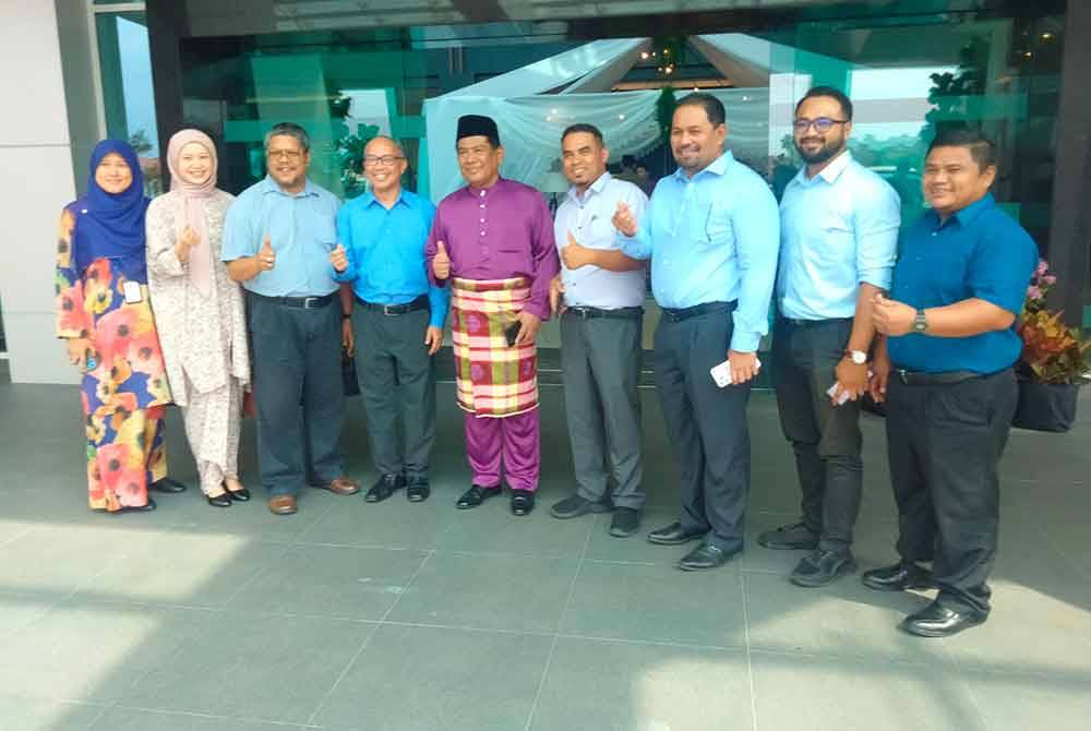 Cheremi (tengah) meraikan tetamu yang hadir pada Majlis Jamuan Aidilfitri MBSA di Pusat Konvensyen MBSA, pada Selasa.