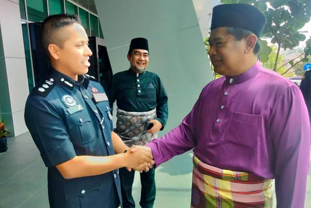 Cheremi (kanan) bersalaman dengan Ketua Polis Daerah Shah Alam, Asisten Komisioner Mohd Iqbal Ibrahim yang hadir pada Majlis Jamuan Aidilfitri MBSA.