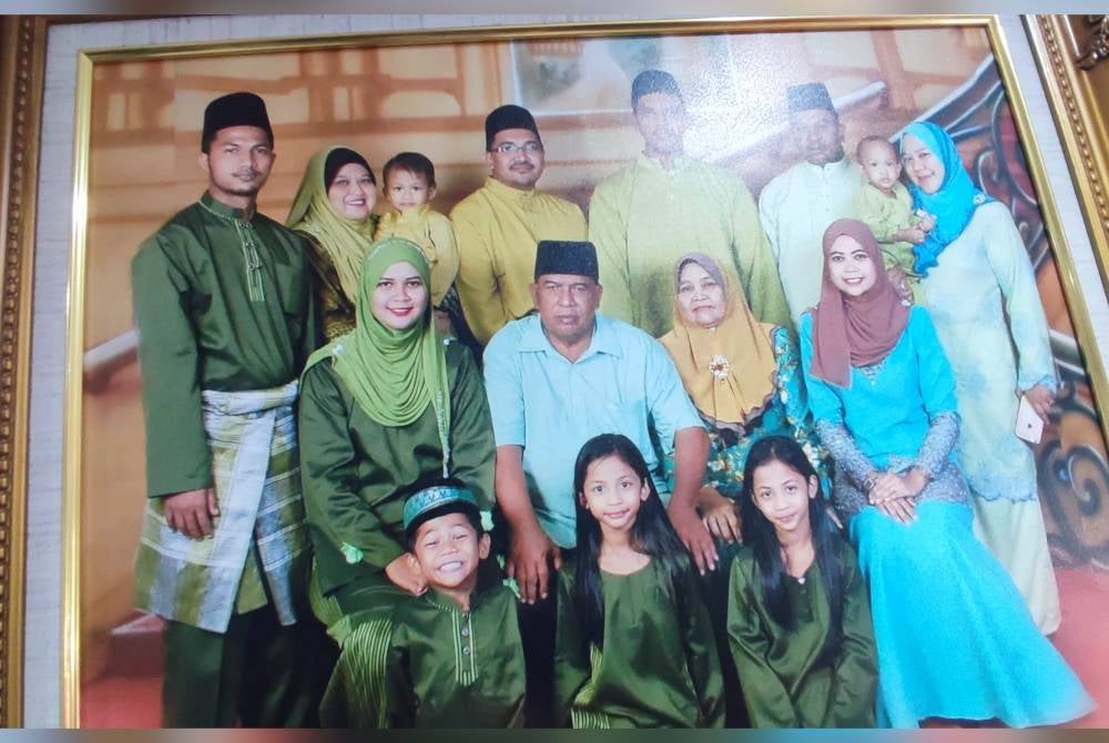Arwah Noor Rahiza (duduk, kiri) bergambar bersama ahli keluarganya.