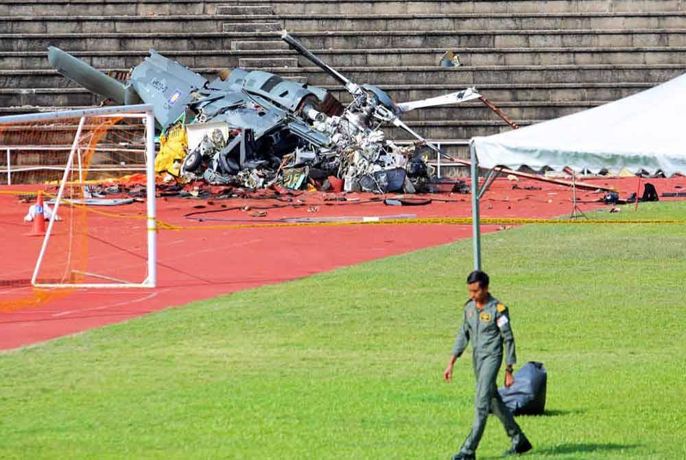 Petugas media diberi kebenaran merakam lokasi tragedi nahas helikopter terhempas di Stadium TLDM Lumut.