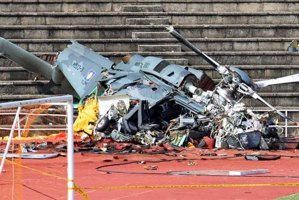 Keadaan Pesawat HOM (M503-3) yang membawa tujuh kru terhempas berhampiran tangga Stadium TLDM Lumut.
