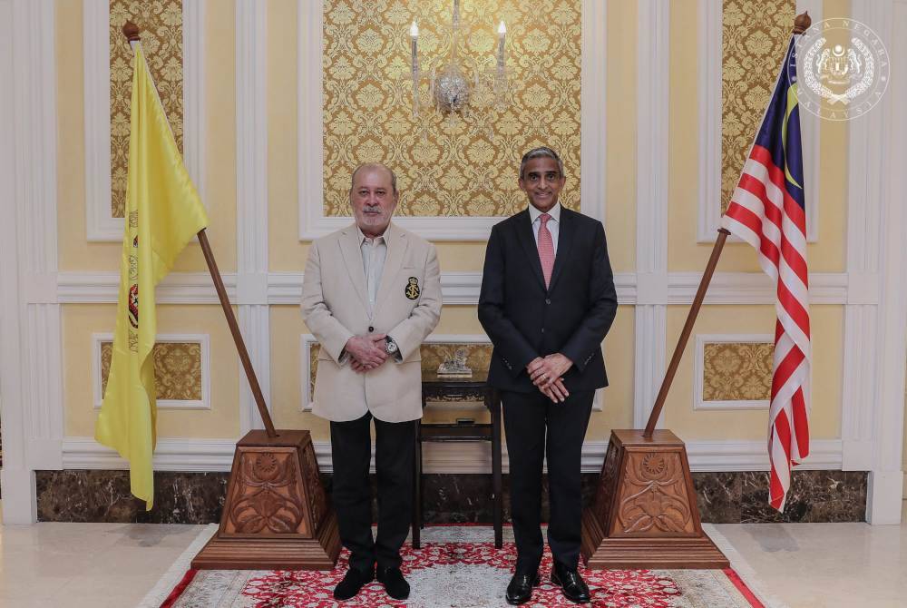 Sultan Ibrahim hari ini berkenan menerima menghadap Pesuruhjaya Tinggi Singapura ke Malaysia, Vanu Gopala Menon di Istana Negara. Foto Facebook Sultan Ibrahim Sultan Iskandar