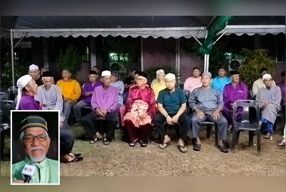 Penduduk dan ahli keluarga mengadakan bacaan Yasin di rumah arwah di Felcra Bukit Kepong. (Gambar kecil: Mohamad)