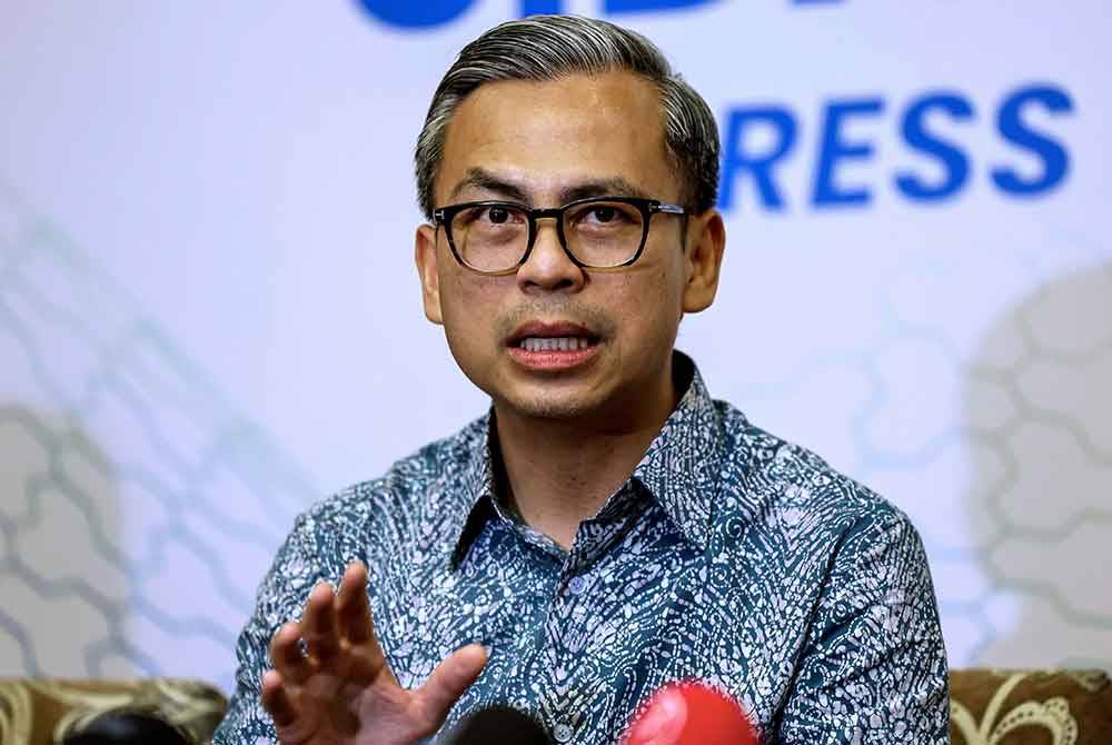 Fahmi ketika sidang media pada Majlis Menandatangani Memorandum Persefahaman antara PERKESO dan Finas hari ini. Foto Bernama