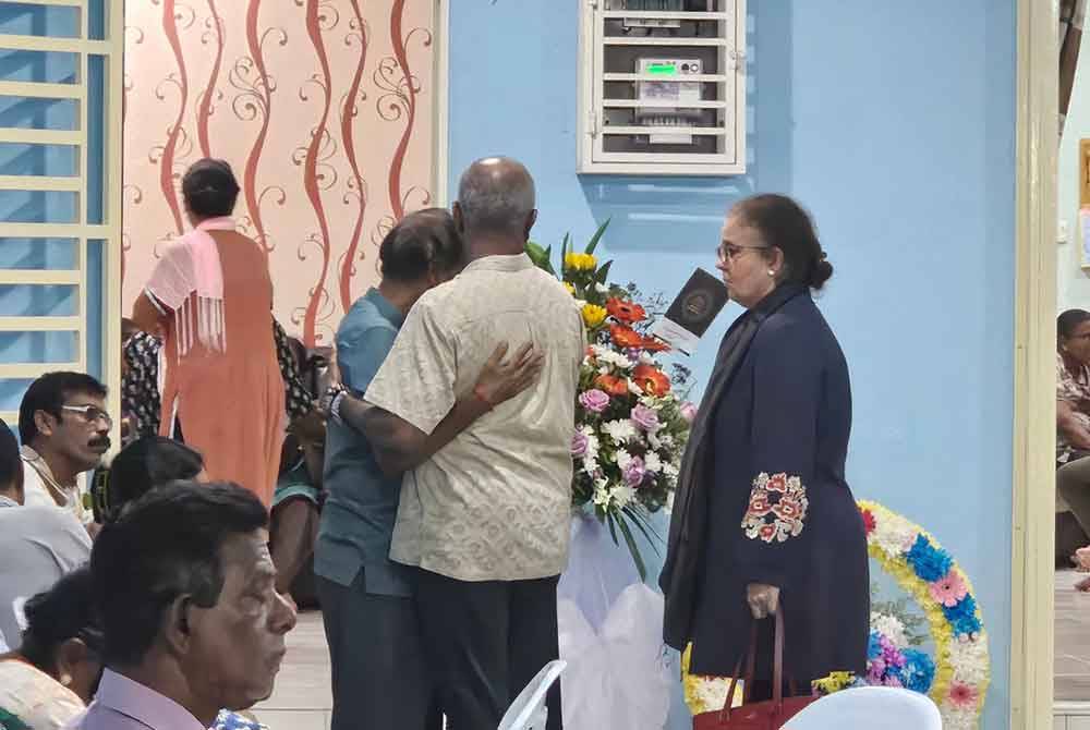 Ahli keluarga mendiang menerima kehadiran sanak saudara yang datang ke kediaman mendiang di Taman Serdang Jaya dekat Sitiawan.