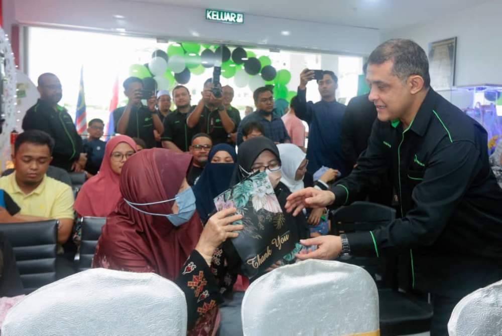 Syed Hamadah beramah mesra bersama para pengunjung dan pendeposit TH di Pejabat Cawangan TH Kulai.