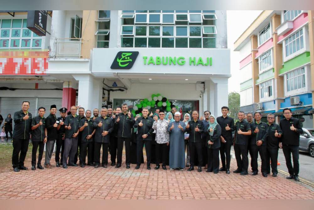 Syed Hamadah (13 dari kiri) bersama barisan pengurusan kanan dan kakitangan TH di hadapan Pejabat Cawangan TH Kulai yang baharu.