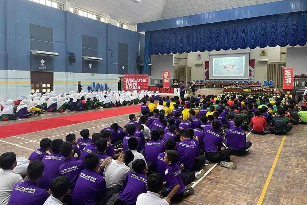 Pelajar MRSM Kuala Kubu Baru mendengar ceramah antirasuah yang disampaikan.