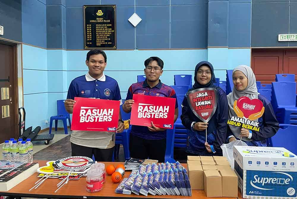 Fauzi (dua dari kiri) bersama kepimpinan Amar UPSI turut membantu menjayakan Jelajah Antirasuah Maktab Rendah Sains Mara (MRSM) di MRSM Kuala Kubu Baru.