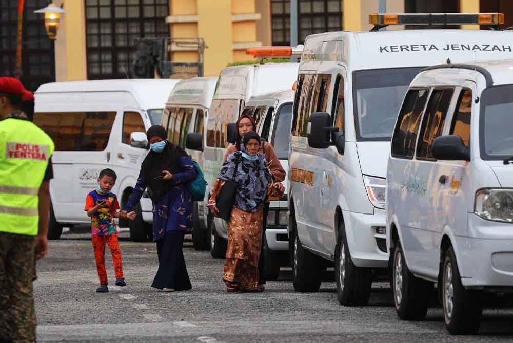 Ahli keluarga dan waris mangsa turut berada di Jabatan Forensik HRPB Ipoh pada Selasa.