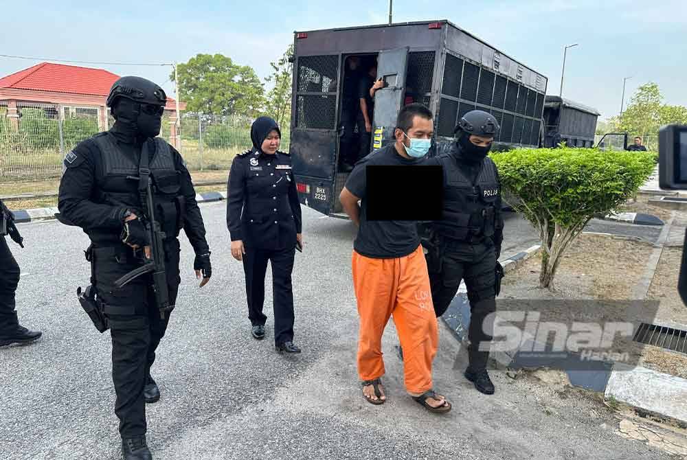 Hafizul (dua dari kanan) tiba di pekarangan Mahkamah Kota Bharu pada jam 8.30 pagi, Rabu. FOTO SINAR HARIAN - ADILA SHARINNI WAHID