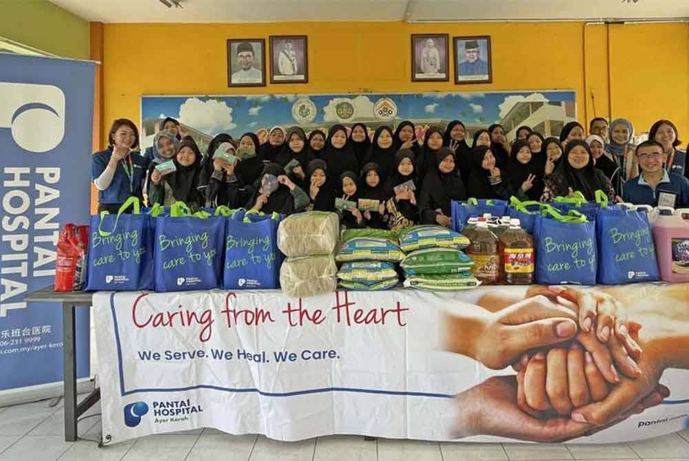 Kakitangan Hospital Pantai Ayer Keroh bersama pelajar Kompleks Anak Yatim Miskin Fatimah Al-Zaharah.
