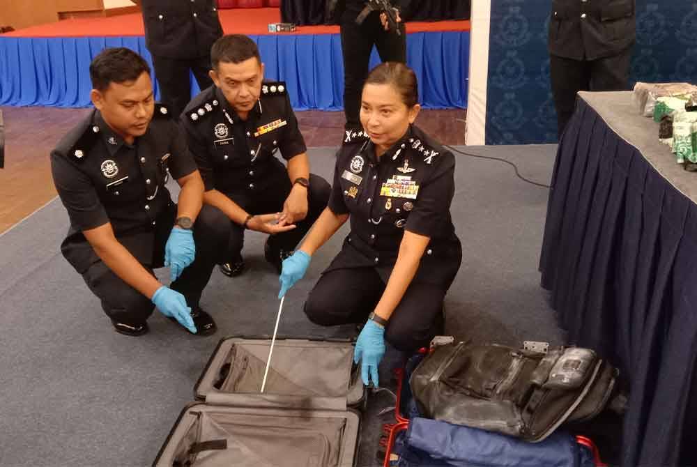 Dadah yang dirampas di Lapangan Terbang Antarabangsa Kuala Lumpur (KLIA) disembunyikan dalam sebuah bagasi dan beg sandang.