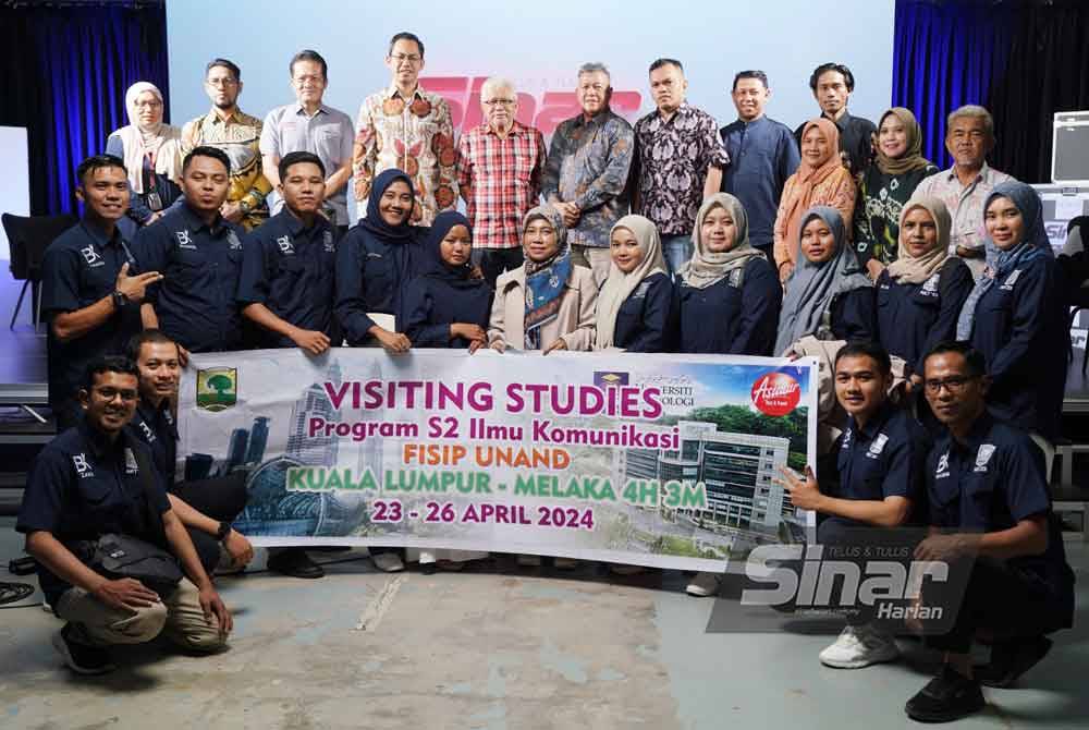 Rombongan Universitas Andalas bergambar kenangan bersama warga Kumpulan Karangkraf. Foto SINAR HARIAN/ ROSLI TALIB