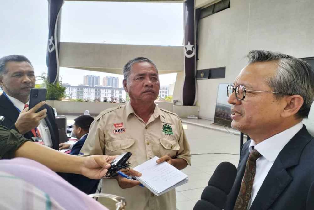 Razali (kanan) ketika ditemui pemberita sempena persidangan Dewan Undangan Negeri (DUN) di Wisma Darul Iman, di Kuala Terengganu pada Rabu.