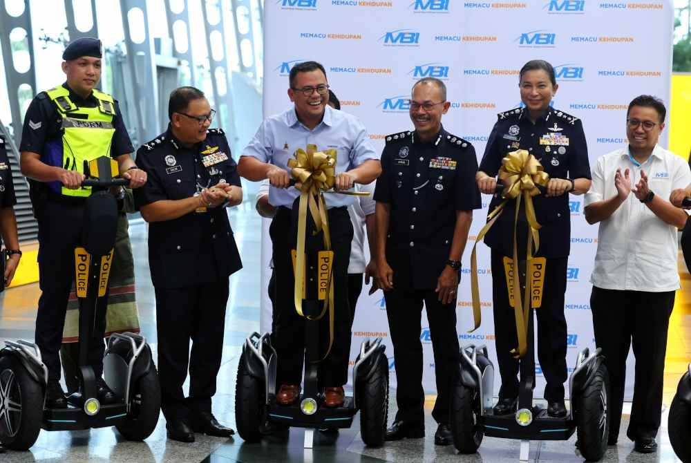 Amiruddin (tiga dari kiri) bersama Timbalan Ketua Polis Selangor Datuk S. Sasikala Devi (dua dari kanan) pada Majlis Penyerahan Sumbangan Penajaan Kenderaan Mikromobiliti E-Scooter kepada PDRM Kontinjen Selangor di KLIA Terminal 1 pada Rabu. Foto Bernama