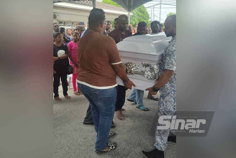 Keranda membawa mayat Sivasutan yang tiba di kediaman keluarganya di Taman Serdang Jaya diusung untuk dibawa ke dalam rumah.