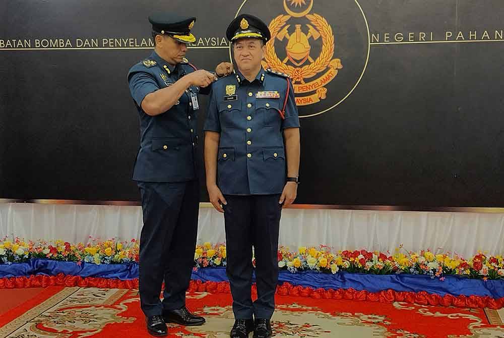 Nor Hisham memakaikan pangkat Penolong Pesuruhjaya Bomba (Kehormat) kepada Ketua Pengarah Politeknik dan Kolej Komuniti, Dr Mohd Zahari Ismail yang mendahului penerima pada Majlis Pemakaian Pangkat Kehormat JBPM pada Rabu.