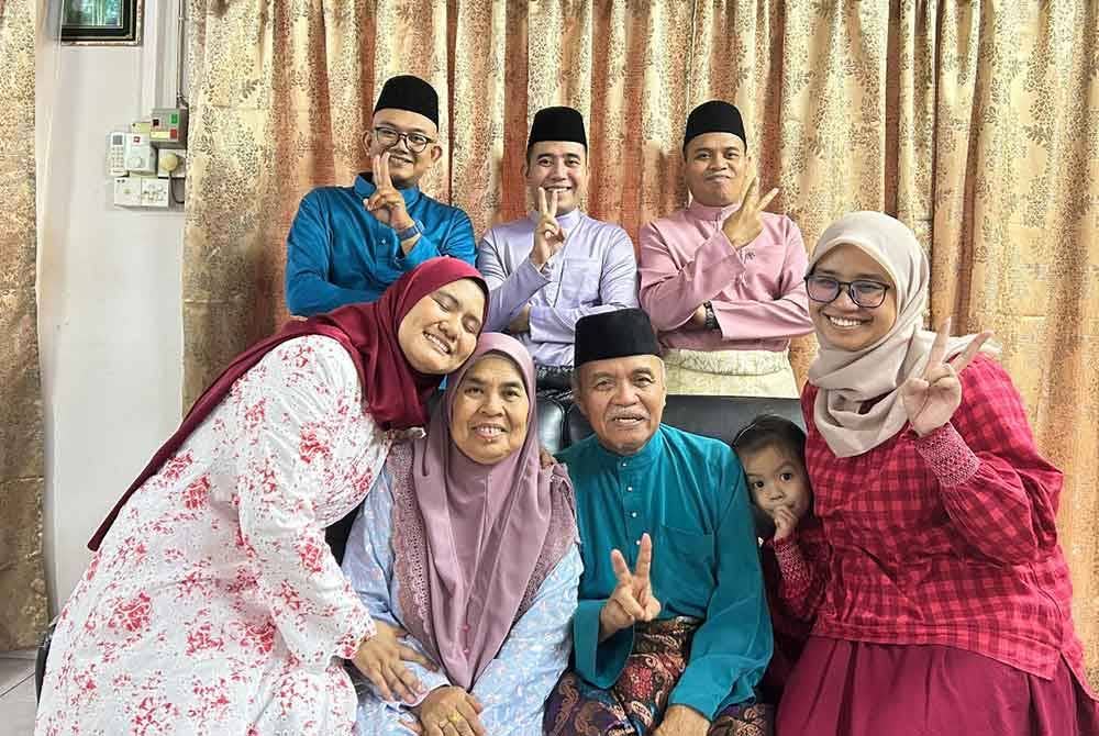 Gambar terakhir Allahyarham Mohd Shahrizan (belakang, kanan) bersama ibu bapa dan empat beradik yang lain. Foto pembaca