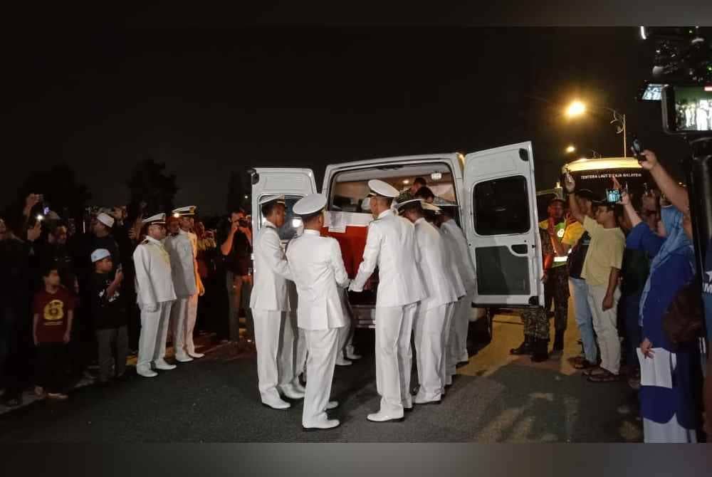 Jenazah Wan Rezaudeen Kamal tiba kira-kira jam 9.20 malam di Tanah Perkuburan Islam Raudhatul Sakinah Kuala Lumpur-Karak pada Rabu.
