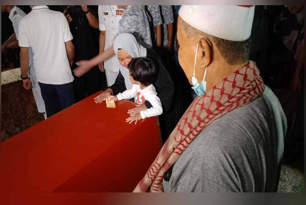 Suasana pilu menyelubungi sekitar pengebumian Wan Rezaudeen Kamal di Tanah Perkuburan Islam Raudhatul Sakinah KL-Karak pada Rabu.